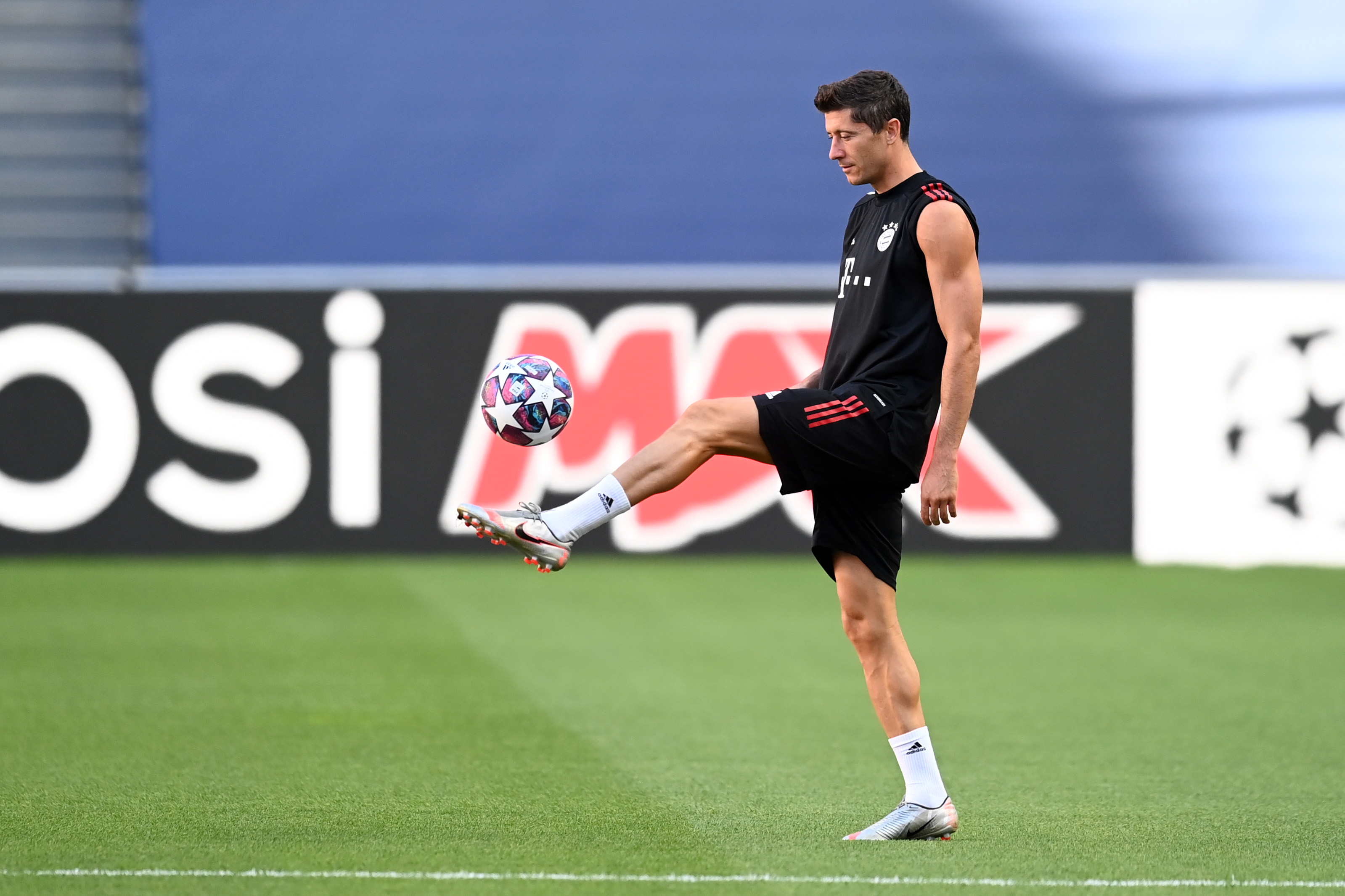 Yiwan28-莱万多夫斯基回归赛场,战术调整首场状态亮眼,DWG观众沸腾!的简单介绍